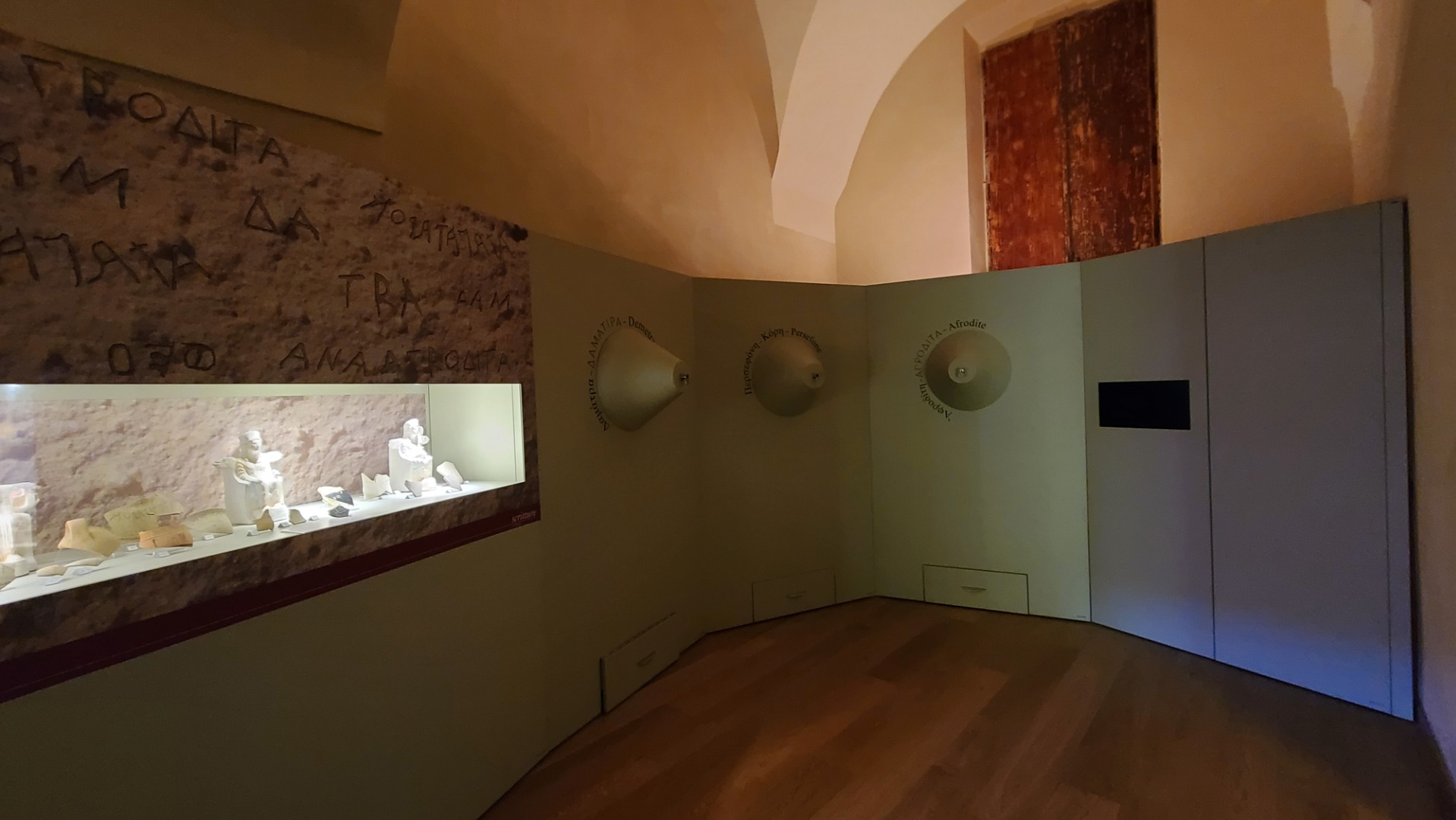 2. Panoramica della sala espositiva
